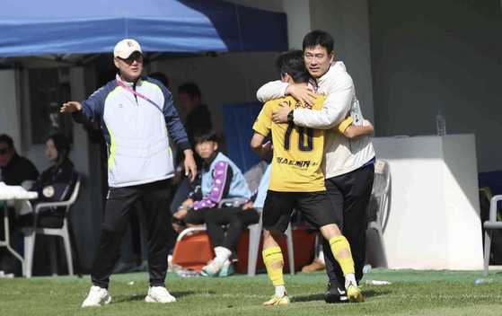 제106 전국체육대회 축구 남자 일반부에서 준우승하며 '한국판 칼레의 기적'을 완성한 서울중랑축구단의 안준혁(등번호 10번)이 득점 직후 김범수 감독에게 달려가 안기고 있다. 사진 서울중랑축구단