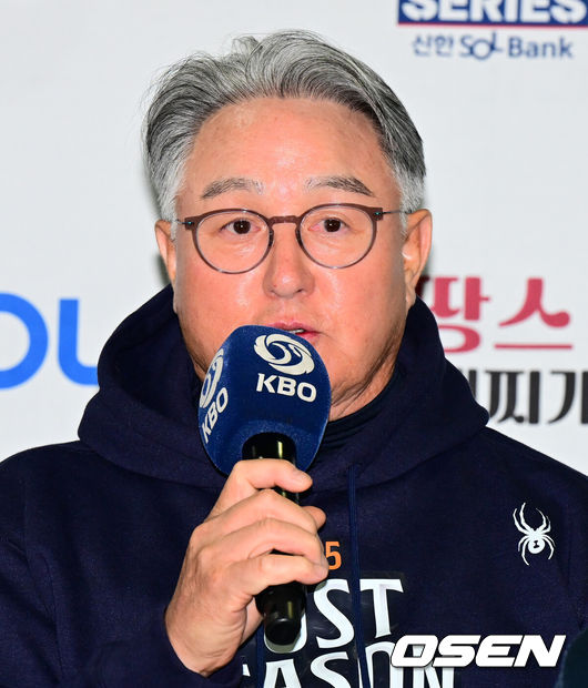 [OSEN=잠실, 지형준 기자] 25일 오후 서울 잠실야구장에서 2025신한 SOL뱅크 KBO 한국시리즈미디어데이가 열렸다.2023시즌 통합우승 이후 2년 만에 통합우승을 노리는 LG는 염경엽 감독과 주장 박해민, 임찬규, 2006년 이후 19년 만에 한국시리즈 무대에 오른 한화에서는 김경문 감독과 주장 채은성, 정우주가 참석했다.한화 김경문 감독이 출사표를 말하고 있다. 2025.10.25 /jpnews@osen.co.kr