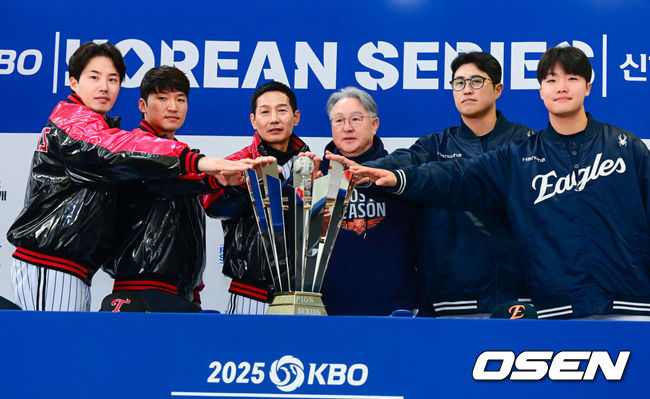 [OSEN=잠실, 지형준 기자] 25일 오후 서울 잠실야구장에서 2025신한 SOL뱅크 KBO 한국시리즈미디어데이가 열렸다.2023시즌 통합우승 이후 2년 만에 통합우승을 노리는 LG는 염경엽 감독과 주장 박해민, 임찬규, 2006년 이후 19년 만에 한국시리즈 무대에 오른 한화에서는 김경문 감독과 주장 채은성, 정우주가 참석했다.LG 임찬규, 박해민, 염경엽 감독, 한화 김경문 감독, 채은성, 정우주가 포토타임을 하고 있다. 2025.10.25 /jpnews@osen.co.kr
