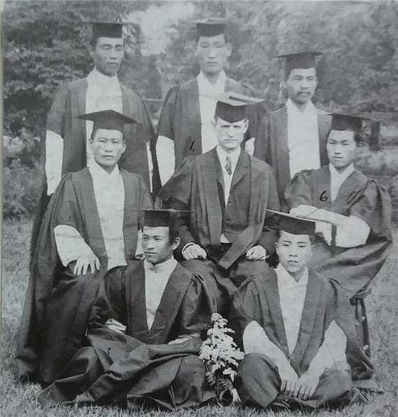 세브란스의학교 졸업생들. 뒷줄 왼쪽 첫째가 김필순. [사진 공훈전자사료관]