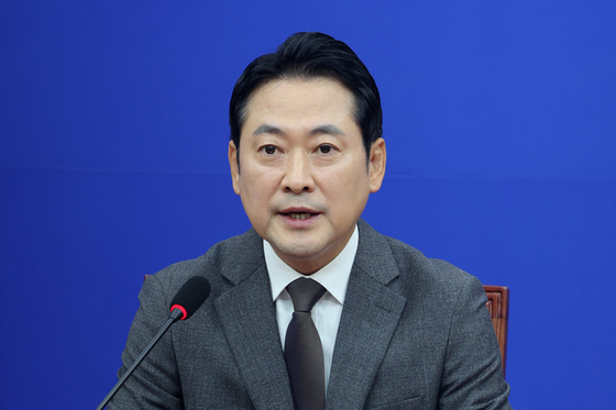 장동혁 국민의힘 대표가 25일 오전 서울 영등포구 여의도 국회에서 열린 기자간담회에서 모두발언을 하고 있다. 뉴스1