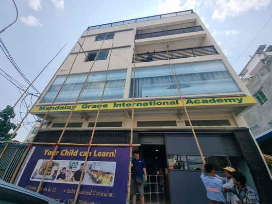 한글학교 수업이 열리던 미얀마 만달레이의 한 4층 건물 모습. 지진으로 인해 곳곳에 균열이 가 보수가 이뤄지고 있다. 사진 천요섭 만달레이 한글학교장