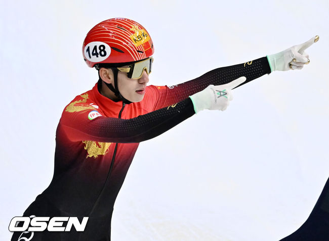 [OSEN=민경훈 기자] 11일 서울 목동 아이스링크에서 '2023 KB금융 국제빙상경기연맹(ISU) 쇼트트랙 세계선수권대회' 본선 경기가 진행됐다.남자 계주 5000m 준결승전에서 린샤오쥔(한국명 임효준)이 조 2위로 결승점을 통과하며 세리머니를 하고 있다. 2023.03.11 / rumi@osen.co.kr