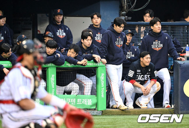 [OSEN=잠실, 이대선 기자] LG가 시리즈 기선을 제대로 제압하고 우승확률 73.2%를 따냈다. 프로야구 LG 트윈스는 26일 서울 잠실구장에서 열린 2025 신한 SOL뱅크 KBO 한국시리즈(7전 4선승제) 한화 이글스와의 1차전에서 8-2로 승리했다. 9회초 한화 선수들이 그라운드를 바라보고 있다. 2025.10.26 /sunday@osen.co.kr