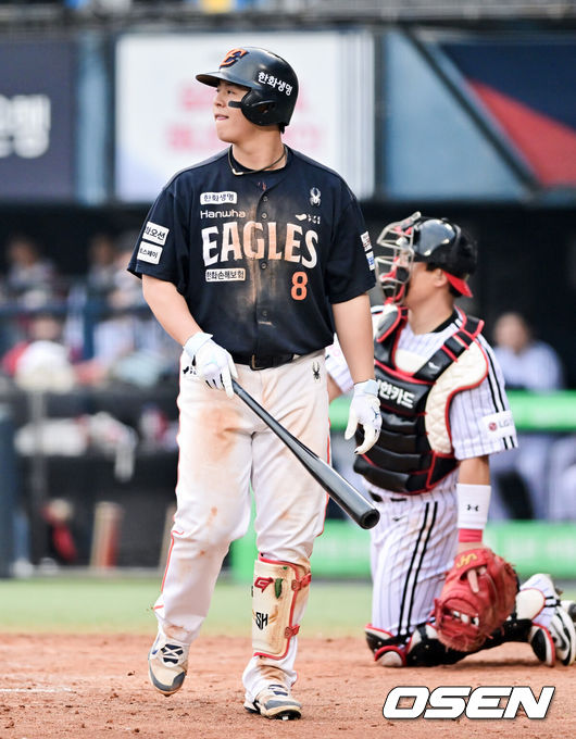 [OSEN=잠실, 박준형 기자] 26일 오후 서울 잠실야구장에서 2025 신한 SOL Bank KBO리그 포스트시즌 한국시리즈 1차전 LG 트윈스와 한화 이글스의 경기가 열렸다.LG는 앤더스 톨허스트, 한화는 문동주를 선발 투수로 내세웠다.8회초 한화 노시환이 스탠딩 삼진아웃된뒤 아쉬워하고 있다.  2025.10.26 / soul1014@osen.co.kr