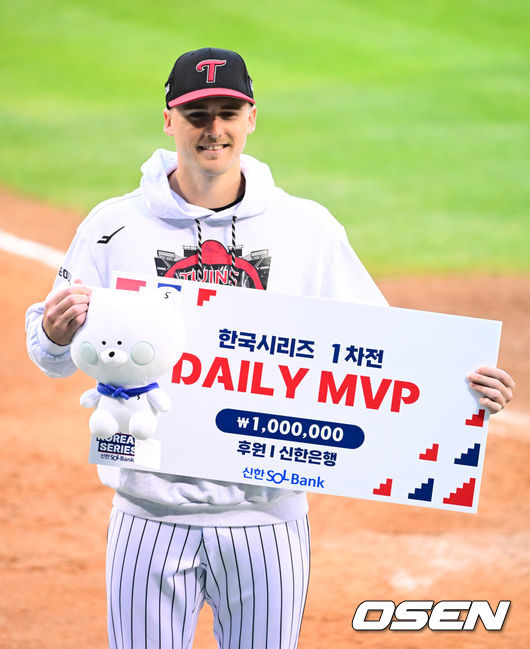 [OSEN=잠실, 지형준 기자] 한 달 가까이 쉰 정규시즌 1위팀이 한국시리즈 1차전에서 이렇게 맹타를 휘두른 경기가 있었나. LG가 시리즈 기선을 제대로 제압하고 우승확률 73.2%를 따냈다.프로야구 LG 트윈스는 26일 서울 잠실구장에서 열린 2025 신한 SOL뱅크 KBO 한국시리즈(7전 4선승제) 한화 이글스와의 1차전에서 8-2로 승리했다.정규시즌 1위 LG는 시리즈 기선제압에 성공하며 우승확률 73.2%(41번 중 30번)를 차지했다. 반면 2위 한화는 플레이오프에서 삼성 라이온즈를 3승 2패로 제압하고 2006년 이후 19년 만에 한국시리즈 무대를 밟았지만, 첫 술에 배를 불리지 못했다. LG는 2023년 이후 2년, 한화는 1999년 이후 26년 만에 우승에 도전한다.LG 톨허스트가 한국시리즈 1차전 MVP에 선정되며 포즈를 취하고 있다. 2025.10.26 /jpnews@osen.co.kr