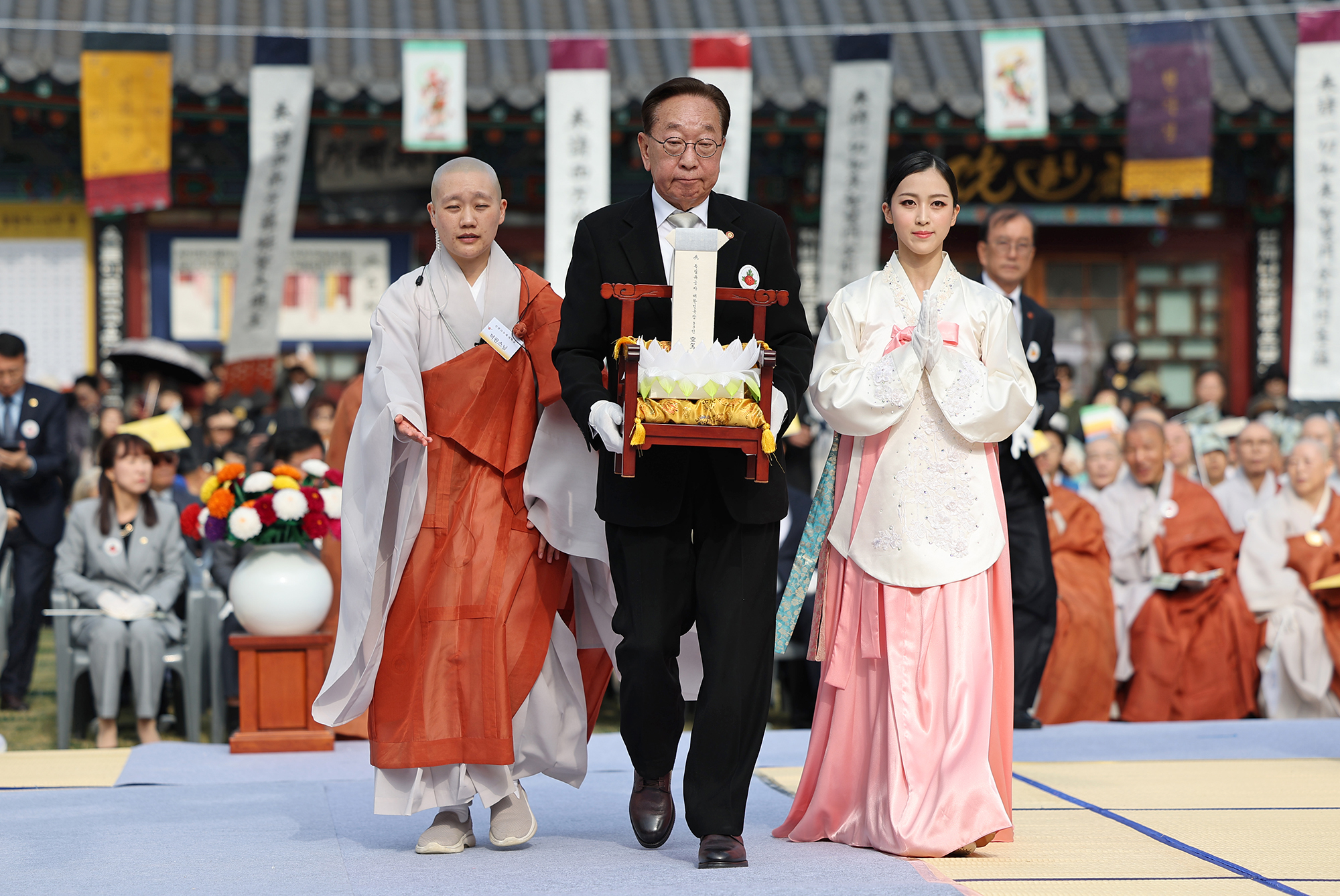 김진 광복회 부회장이 독립유공자 33인의 위패를 봉안하고 있다. 김경록 기자
