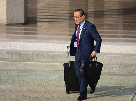 말레이시아 아세안 정상회의 참석차 출국하는 이재명 대통령을 동행 수행할 위성락 국가안보실장이 26일 성남 서울공항에서 공군 1호기로 향하고 있다. 연합뉴스