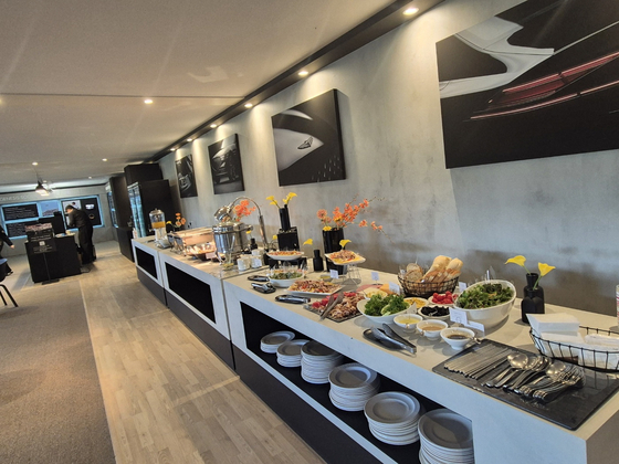 제네시스 챔피언십 하스피탈리티 텐트 내부. 음식과 주류 등을 제공한다. 성호준 기자