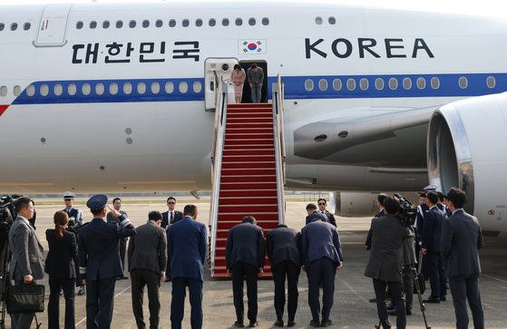 말레이시아 아세안 정상회의 참석차 출국하는 이재명 대통령과 김혜경 여사가 26일 성남 서울공항 공군 1호기에서 환송객에게 인사하고 있다. 연합뉴스