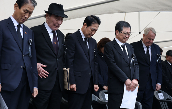 26일 서울 동작구 국립서울현충원에서 열린 박정희 전 대통령 서거 46주기 추모식에서 장동혁 국민의힘 대표를 비롯한 참석자들이 묵념하고 있다. 뉴스1