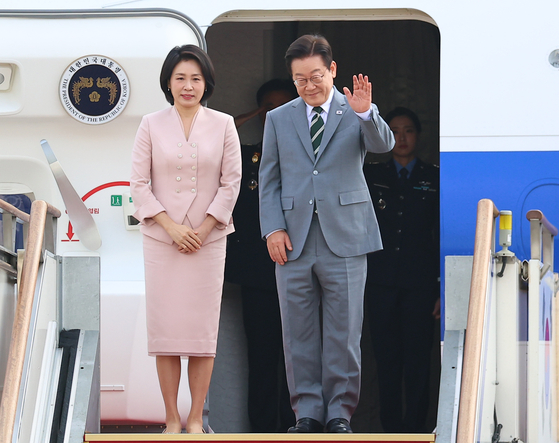 말레이시아 아세안 정상회의 참석차 출국하는 이재명 대통령과 김혜경 여사가 26일 성남 서울공항 공군 1호기에서 환송객에게 인사하고 있다. 연합뉴스