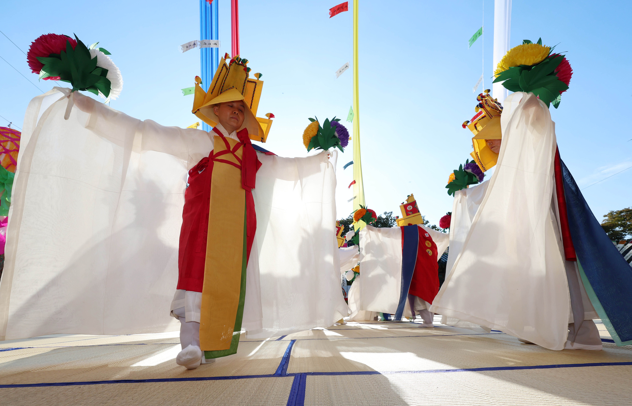 25일 대웅전 야단법석에서 비구니 스님들이 조국의 독립을 위해 희생한 순국선열과 나라의 안녕, 국민들의 평안과 건강을 기원하며 한지로 만든 꽃을 들고 불교의식무용 중 하나인 착복무 춤을 추고 있다. 김경록 기자