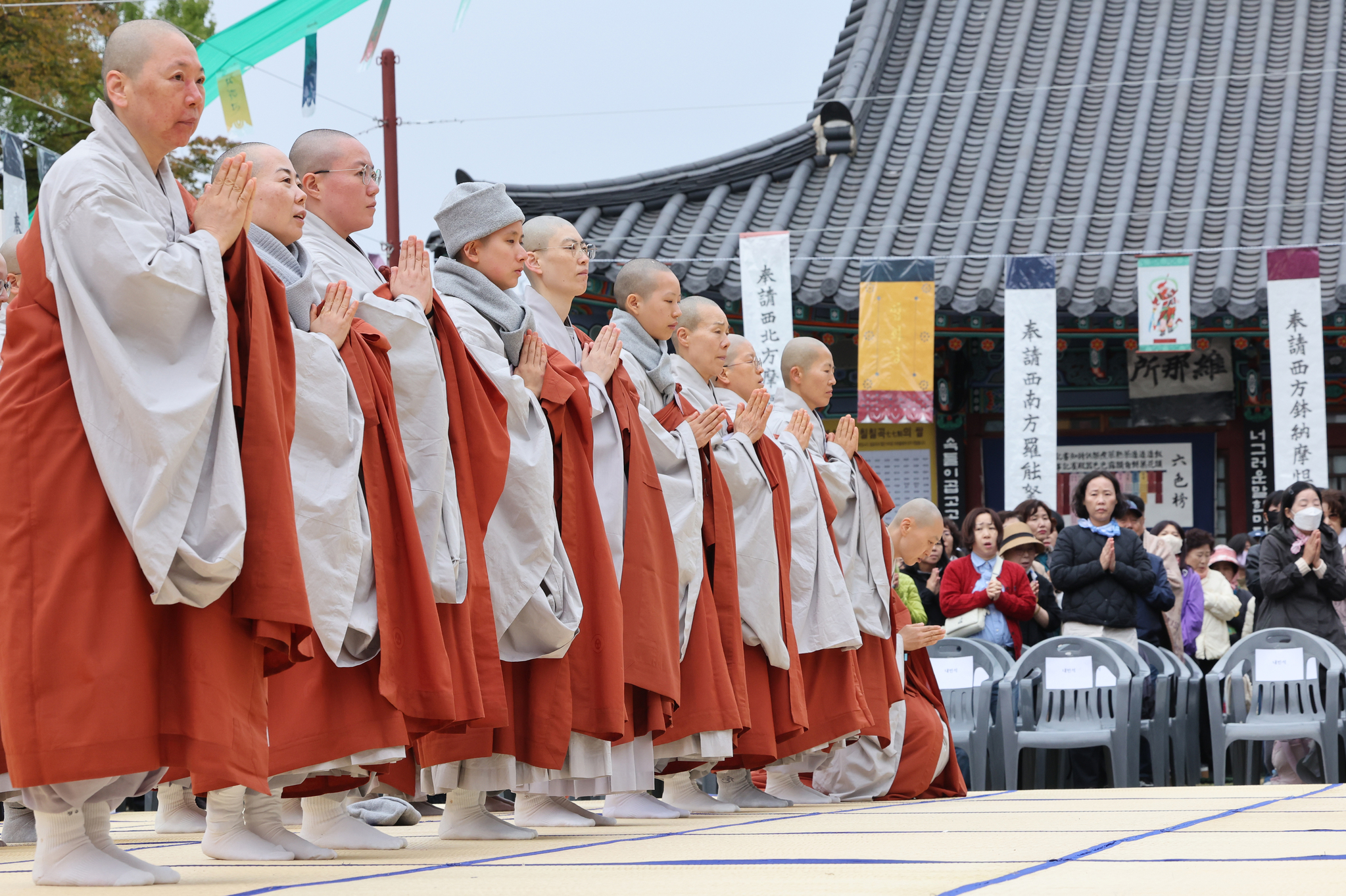26일 서울 은평구 진관사에서 국가무형문화재 제126호 국행수륙재(國行水陸齋)가 봉행되고 있다. 연합뉴스
