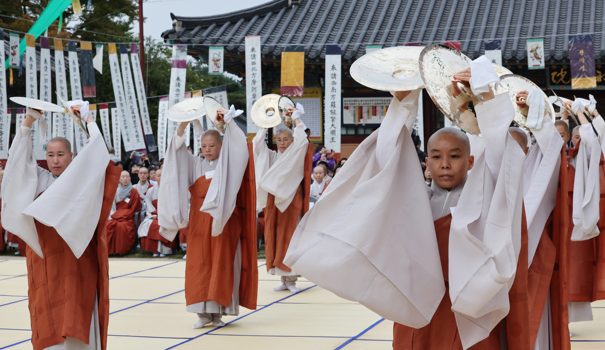 26일 서울 은평구 진관사에서 국가무형문화재 제126호 국행수륙재(國行水陸齋)가 봉행되고 있다. 연합뉴스
