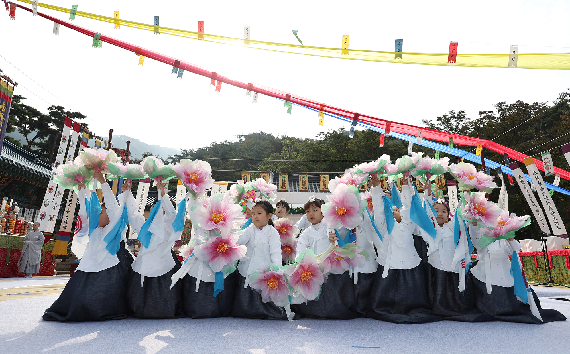 25일 코끼리 유치원생들이 꽃춤을 추고 있다. 김경록 기자