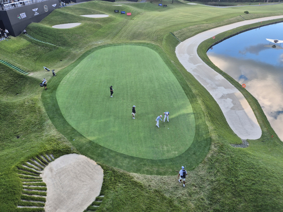제네시스 챔피언십 하스피탈리티 텐트에서 내려다 본 우정힐스 골프장 18번 홀 그린. 성호준 기자 