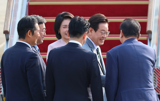 말레이시아 아세안 정상회의에 참석하는 이재명 대통령과 김혜경 여사가 26일 성남 서울공항에서 출국 전 환송 나온 더불어민주당 정청래 대표, 김병기 원내대표, 강훈식 비서실장 등과 인사하고 있다. 연합뉴스