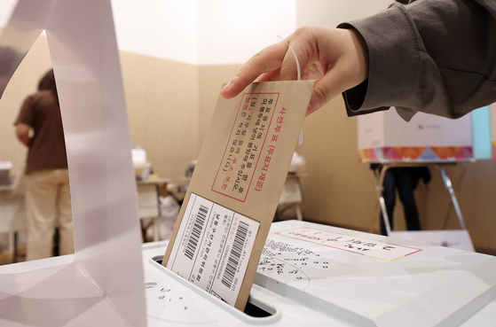 제21대 대통령 선거 사전 투표 둘째 날인 지난 5월 30일 오전 서울 종로구 사직동 주민센터에 마련된 사전투표소에서 유권자들이 투표를 하고 있다. 뉴스1
