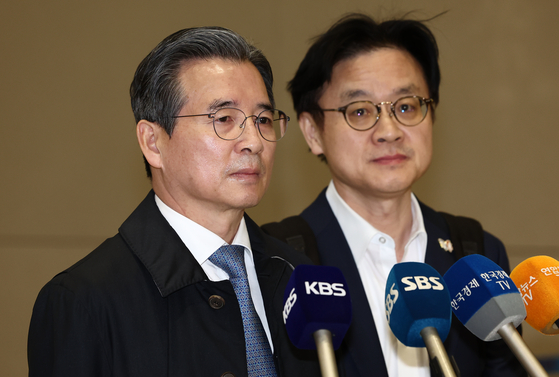 (인천공항=뉴스1) 김민지 기자 = 한미 관세협상 추가 논의를 마치고 미국에서 돌아온 김용범 대통령실 정책실장과 김정관 산업통상자원부 장관이 24일 새벽 인천공항 2터미널을 통해 귀국하며 취재진 질의를 듣고 있다. 2025.10.24/뉴스1