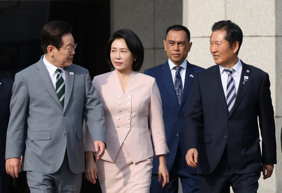 말레이시아 아세안 정상회의 참석차 출국하는 이재명 대통령이 26일 성남 서울공항에서 더불어민주당 정청래 대표와 대화하며 공군 1호기로 향하고 있다. 연합뉴스