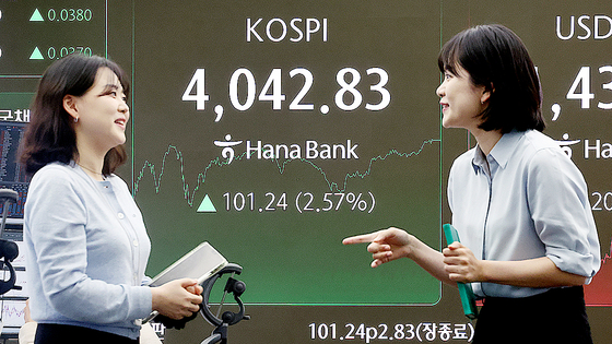  코스피가 사상 처음으로 4,000선을 돌파한 27일 서울 중구 하나은행 본점 딜링룸 현황판에 코스피가 표시돼 있다. 이날 코스피는 전 거래일보다 101.24포인트(2.57%) 오른 4,042.83으로 장을 마쳤다. 연합뉴스