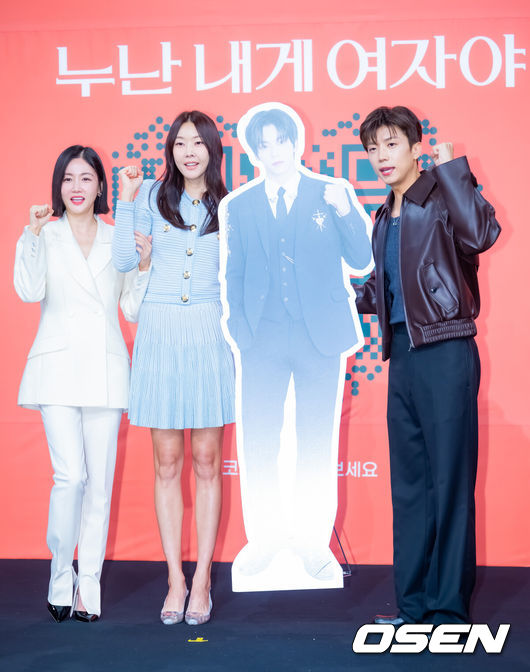 [OSEN=민경훈 기자] 27일 오전 여의도 KBS 본관 TV스튜디오 TS-1에서 KBS 새 예능 ‘누난 내게 여자야’ 제작발표회가 진행됐다.KBS2 새 예능 ‘누난 내게 여자야’는 사랑 앞에 과감하고 솔직한 연상연하 남녀들의 도발적이고 진솔한 연애세포 재생 리얼리티로, ‘누나 대표’ 한혜진과황우슬혜, ‘연하남 대표’장우영과수빈이 출연한다.배우 황우슬혜, 한혜진, 우영(2PM)이 입장하며 포즈를 취하고 있다. 2025.10.27 / rumi@osen.co.kr