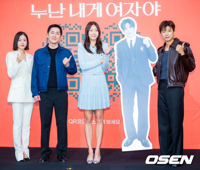 [OSEN=민경훈 기자] 27일 오전 여의도 KBS 본관 TV스튜디오 TS-1에서 KBS 새 예능 ‘누난 내게 여자야’ 제작발표회가 진행됐다.KBS2 새 예능 ‘누난 내게 여자야’는 사랑 앞에 과감하고 솔직한 연상연하 남녀들의 도발적이고 진솔한 연애세포 재생 리얼리티로, ‘누나 대표’ 한혜진과황우슬혜, ‘연하남 대표’장우영과수빈이 출연한다.배우 황우슬혜, 박진우 PD, 한혜진, 우영(2PM)이 입장하며 포즈를 취하고 있다. 2025.10.27 / rumi@osen.co.kr