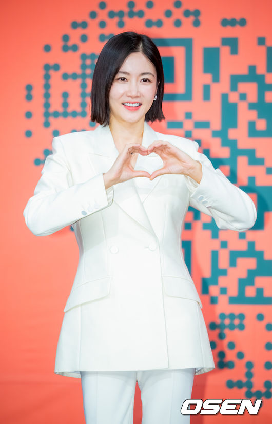 [OSEN=민경훈 기자] 27일 오전 여의도 KBS 본관 TV스튜디오 TS-1에서 KBS 새 예능 ‘누난 내게 여자야’ 제작발표회가 진행됐다.KBS2 새 예능 ‘누난 내게 여자야’는 사랑 앞에 과감하고 솔직한 연상연하 남녀들의 도발적이고 진솔한 연애세포 재생 리얼리티로, ‘누나 대표’ 한혜진과황우슬혜, ‘연하남 대표’장우영과수빈이 출연한다.황우슬혜가 입장하며 포즈를 취하고 있다. 2025.10.27 / rumi@osen.co.kr