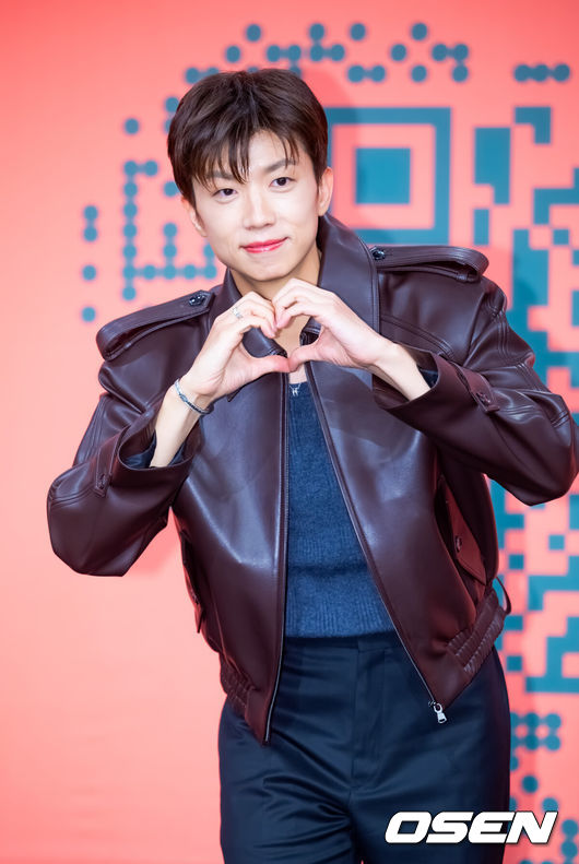 [OSEN=민경훈 기자] 27일 오전 여의도 KBS 본관 TV스튜디오 TS-1에서 KBS 새 예능 ‘누난 내게 여자야’ 제작발표회가 진행됐다.KBS2 새 예능 ‘누난 내게 여자야’는 사랑 앞에 과감하고 솔직한 연상연하 남녀들의 도발적이고 진솔한 연애세포 재생 리얼리티로, ‘누나 대표’ 한혜진과황우슬혜, ‘연하남 대표’장우영과수빈이 출연한다.우영(2PM)이 입장하며 포즈를 취하고 있다. 2025.10.27 / rumi@osen.co.kr