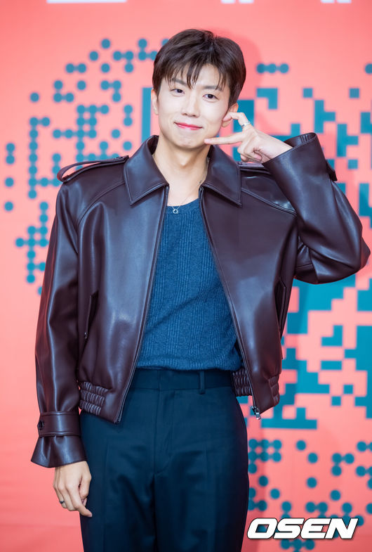 [OSEN=민경훈 기자] 27일 오전 여의도 KBS 본관 TV스튜디오 TS-1에서 KBS 새 예능 ‘누난 내게 여자야’ 제작발표회가 진행됐다.KBS2 새 예능 ‘누난 내게 여자야’는 사랑 앞에 과감하고 솔직한 연상연하 남녀들의 도발적이고 진솔한 연애세포 재생 리얼리티로, ‘누나 대표’ 한혜진과황우슬혜, ‘연하남 대표’장우영과수빈이 출연한다.우영(2PM)이 입장하며 포즈를 취하고 있다. 2025.10.27 / rumi@osen.co.kr