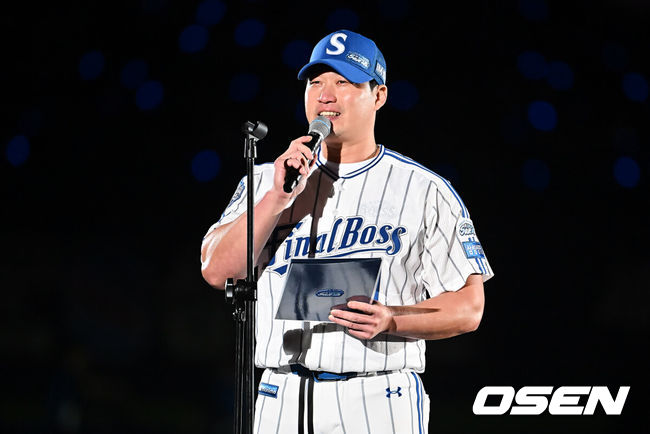 [OSEN=대구, 이석우 기자] '끝판대장' 오승환(43·삼성 라이온즈)이 21년 간의 프로 생활을 마치고 30일 대구 삼성라이온즈파크에서 열린 KBO리그 KIA 타이거즈전을 마치고 은퇴식을 가졌다.2005년 삼성 라이온즈에서 데뷔한 오승환은 2013년까지 KBO리그를 평정한 뒤, 일본프로야구(NPB)와 미국 메이저리그(MLB)에서도 '끝판대장'의 명성을 날리고 한국에 돌아와 5시즌을 더 뛰었다. KBO리그 15시즌 동안 오승환이 기록한 성적은 737경기 44승 33패 19홀드 427세이브 평균자책점 2.32, 한미일 통산 549세이브를 기록했다. 삼성 구단은 이만수, 양준혁,이승엽에 이어 오승환의 등번호 21번을 영구결번하기로 결정했다.삼성 오승환이 은퇴사를 하고 있다. / foto0307@osen.co.kr