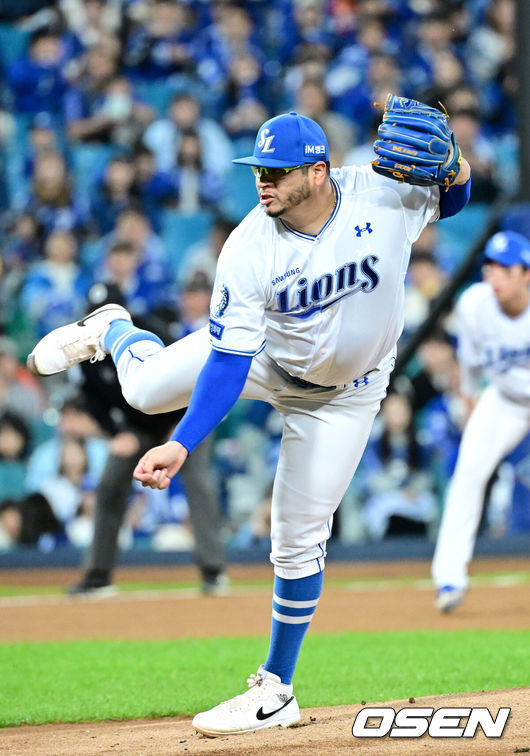 [OSEN=대구, 최규한 기자] 21일 대구 삼성라이온즈파크에서 ‘2025 신한 SOL Bank KBO리그’ 포스트시즌 플레이오프 3차전 삼성 라이온즈와 한화 이글스의 경기가 열렸다.홈팀 삼성은 아리엘 후라도, 방문팀 한화는 류현진을 선발로 내세웠다.1회초 삼성 선발 아리엘 후라도가 힘차게 공을 뿌리고 있다. 2025.10.21 / dreamer@osen.co.kr