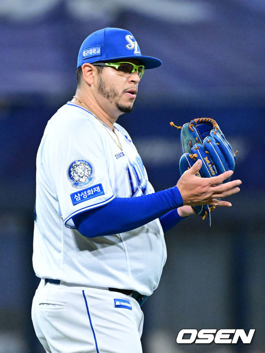 [OSEN=대구, 최규한 기자] 21일 대구 삼성라이온즈파크에서 ‘2025 신한 SOL Bank KBO리그’ 포스트시즌 플레이오프 3차전 삼성 라이온즈와 한화 이글스의 경기가 열렸다.홈팀 삼성은 아리엘 후라도, 방문팀 한화는 류현진을 선발로 내세웠다.3회초 무사 1루 상황 한화 손아섭의 병살타 때 삼성 선발 후라도가 야수들에게 박수를 보내고  있다. 2025.10.21 / dreamer@osen.co.kr