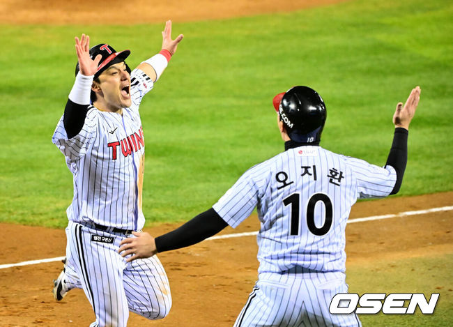[OSEN=잠실, 지형준 기자] 27일 오후 서울 잠실야구장에서 2025 신한 SOL Bank KBO리그 포스트시즌 한국시리즈 2차전 LG 트윈스와 한화 이글스의 경기가 열렸다.LG는 임찬규, 한화는 류현진을 선발 투수로 내세웠다.2회말 무사 2,3루에서 LG 2루주자 박동원이 구본혁의 동점 2타점 우중간 적시타에 홈을 밟으며 기뻐하고 있다. 2025.10.27 /jpnews@osen.co.kr