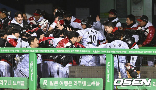 [OSEN=잠실, 박준형 기자] 27일 오후 서울 잠실야구장에서 2025 신한 SOL Bank KBO리그 포스트시즌 한국시리즈 2차전 LG 트윈스와 한화 이글스의 경기가 열렸다.LG는 임찬규, 한화는 류현진을 선발 투수로 내세웠다.2회말 무사 2,3루 LG 구본혁의 동점 2타점 적시타때 기뻐하는 LG 트윈스 선수들. 2025.10.27 / soul1014@osen.co.kr