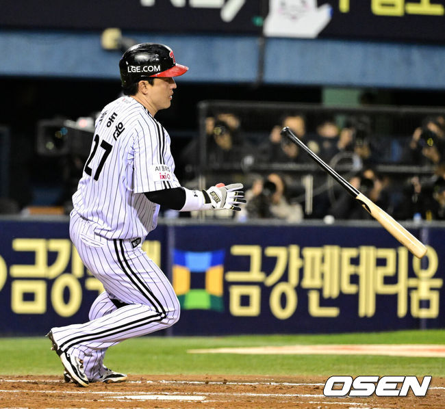 [OSEN=잠실, 이대선 기자] 27일 오후 서울 잠실야구장에서 2025 신한 SOL Bank KBO리그 포스트시즌 한국시리즈 2차전 LG 트윈스와 한화 이글스의 경기가 열렸다.LG는 임찬규, 한화는 류현진을 선발 투수로 내세웠다.2회말 무사 만루에서 LG 박동원이 좌중간 2타점 적시 2루타를 치고 있다. 2025.10.27 /sunday@osen.co.kr