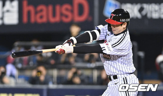 [OSEN=잠실, 박준형 기자] 27일 오후 서울 잠실야구장에서 2025 신한 SOL Bank KBO리그 포스트시즌 한국시리즈 2차전 LG 트윈스와 한화 이글스의 경기가 열렸다.LG는 임찬규, 한화는 류현진을 선발 투수로 내세웠다.2회말 1사 2루 LG 홍창기가 역전 1타점 적시타를 날리고 있다.  2025.10.27 / soul1014@osen.co.kr