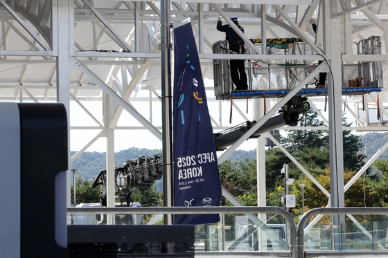 2025 경주 아시아태평양경제협력체(APEC) 정상회의 주간 시작 첫날인 27일 경북 경주 보문단지 내 경주화백컨벤션센터(HICO)에서 관계자들이 막바지 점검을 하고 있다. 연합뉴스