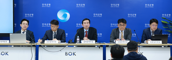 27일 오후 서울 중구 한국은행에서 열린 스테이블 코인 보고서 관련 기자간담회. 왼쪽부터 박준홍 결제정책팀장, 이병목 금융결제국장, 김철 결제정책부장, 봉관수 신용정책부장, 김신영 외환업무부장. 한국은행 제공