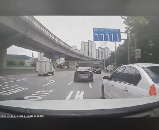 선후배 사이로 얽힌 배달기사 일당이 고의로 교통사고를 내 보험금을 수령한 혐의로 경찰에 붙잡혔다. 블랙박스 차량이 가해 차량이다. 성동경찰서