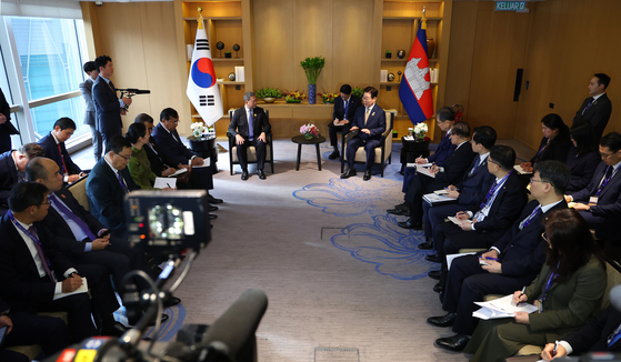 이재명 대통령과 훈 마네트 캄보디아 총리가 27일 말레이시아 쿠알라룸푸르 한 호텔에서 정상회담을 하고 있다. 연합뉴스