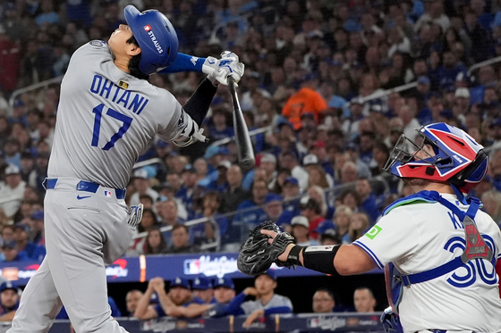 과거 블루제이스행을 저울질하다 다저스에 입단한 오타니 쇼헤이는 블루제이스 홈구장 로저스센터에서 열린 월드시리즈 1~2차전 내내 홈 관중들의 야유에 시달렸다. AP=연합뉴스