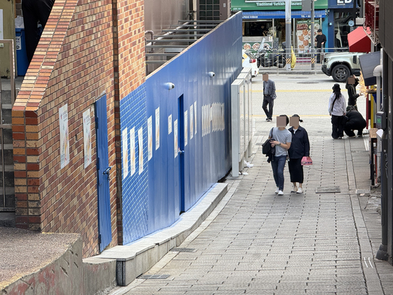 서울 용산구 이태원 참사 현장에 조성된 ‘10·29 기억과 안전의 길’을 지난 24일 시민이 둘러보고 있다. 임성빈 기자