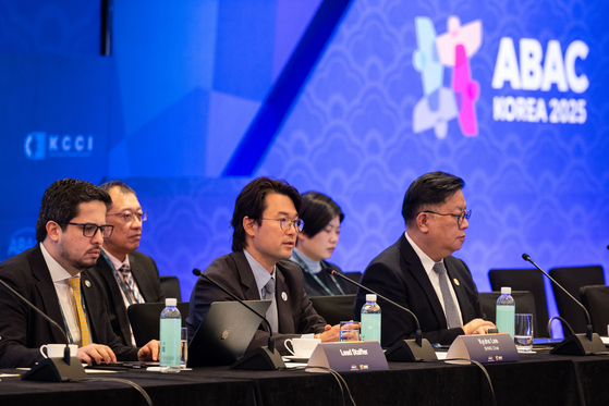 이규호 코오롱그룹 부회장이 27일 부산에서 열린 2025 APEC 기업인자문위원회(ABAC) 제4차 회의에서 바이오헬스케어 워킹그룹(BHWG) 의장으로 회의를 주재하고 있다. 사진 코오롱