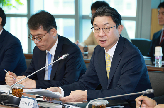 지난 22일 이억원 금융위원장이 부산은행 본점에서 정책금융기관, 은행연합회, 부산은행, 부산시, 비수도권 소재 스타트업 등과 ‘지방우대 금융’ 간담회를 하는 모습. 사진 금융위원회 제공