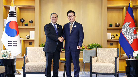  이재명 대통령과 훈 마네트 캄보디아 총리가 27일 말레이시아 쿠알라룸푸르 한 호텔에서 정상회담에 앞서 악수하고 있다. 연합뉴스