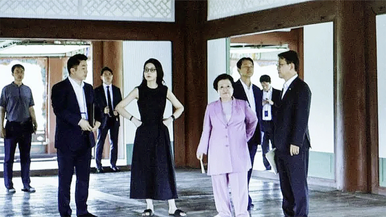 양문석 더불어민주당 의원이 22일 서울 여의도 국회 문화체육관광위원회에서 열린 국립중앙박물관 등에 대한 국정감사에서 김건희 여사와 이배용 전 국가교육위원장 등이 지난 2023년 9월 경복궁 경회루를 방문했을 때의 사진을 공개했다. 뉴스1