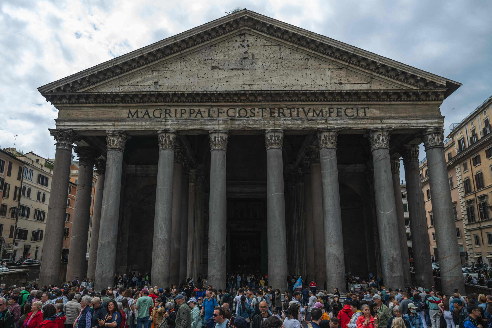 지난 4월 24일(현지시간) 로마에서 관광객들이 로마 신전인 판테온 앞에 서 있다. AFP=연합뉴스