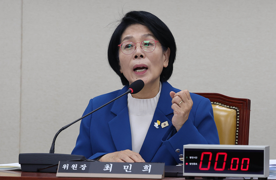 최민희 과방 위원장이 지난 23일 국회에서 열린 과학기술정보방송통신위원회의 국정감사에서 발언하고 있다. 임현동 기자